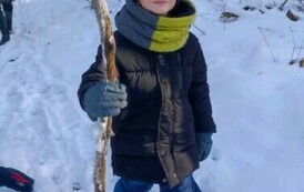 Bartek dzielnie wędruje przez las