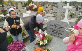 Złożenie wiązanki na grobie nauczycielki Pani J&oacute;zefie Wdowiakowej