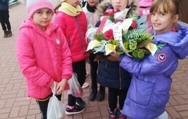 Wyjście uczni&oacute;w klasy II B na cmentarz parafialny w Staszowie