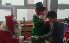 Wręczenie prezent&oacute;w uczestnikom zabawy