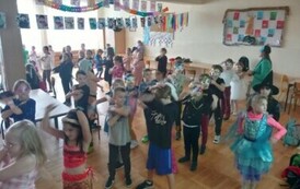 Tańce świetliczak&oacute;w na balu