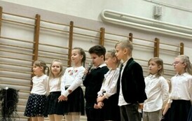 Adaś recytuje wiersz, a Franio, Zuzia, Nadia i Emilki oczekują na swoją kolej