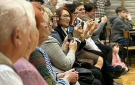 Babcie i dziadkowie fotografują małych artyst&oacute;w
