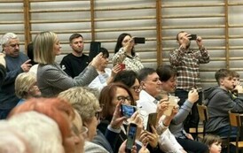 Babcie i dziadkowie fotografują małych artyst&oacute;w
