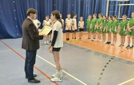 Dyrektor wręcza dyplom kapitanowi drużyny dziewcząt ze Staszowa