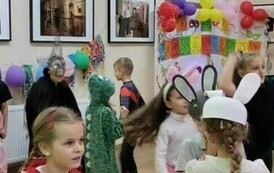 Karnawałowa zabawa przy wesołej muzyce