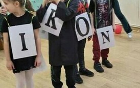 Uczniowie klasy I b układają wylosowane wyrazy