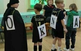 Uczniowie klasy I b układają wylosowane wyrazy