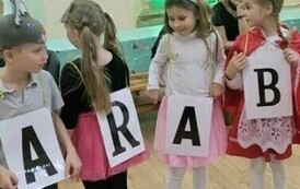 Uczniowie klasy I b układają wylosowane wyrazy