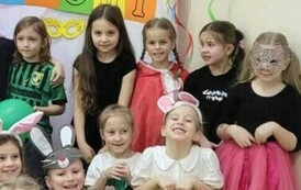 Wsp&oacute;lna fotografia uczestnik&oacute;w balu karnawałowego