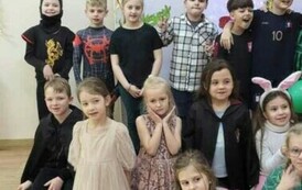 Wsp&oacute;lna fotografia uczestnik&oacute;w balu karnawałowego