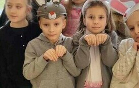 Uczniowie klasy I b w oczekiwaniu na zabawę