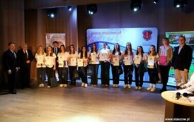 Nagrodzona drużyna dziewcząt z trenerem