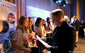 Drużyna dziewcząt odbiera nagrody