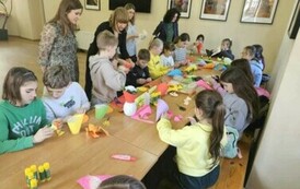 Uczniowie klasy 4a podczas zajęć kreatywnych
