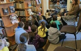 Uczniowie klasy 4a  podczas warsztat&oacute;w literackich