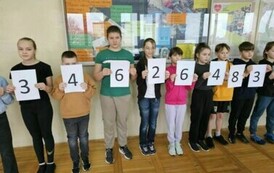 Uczniowie prezentują żywy łańcuch rozwinięcia dziesiętnego liczby Pi