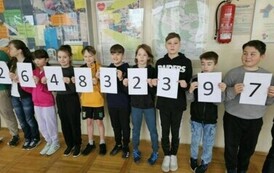Uczniowie prezentują żywy łańcuch rozwinięcia dziesiętnego liczby Pi
