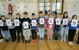 Uczniowie prezentują żywy łańcuch rozwinięcia dziesiętnego liczby Pi