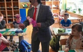 Pan Andrzej podchodzi do pozostałych uczennic z klasy 2 B