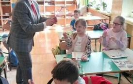 Wręczenie goździk&oacute;w przez Pana Andrzeja uczennicom z klasy 2 B