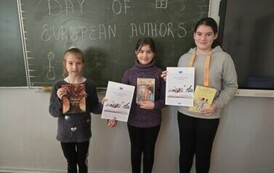 Uczennice prezentujące książki europejskich autor&oacute;w
