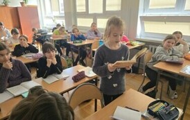 Uczennica klasy 4a czytająca fragment książki