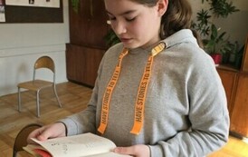 Uczennica klasy 4a czytająca fragment książki