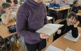 Uczennica klasy 4a czytająca fragment ulubionej książki
