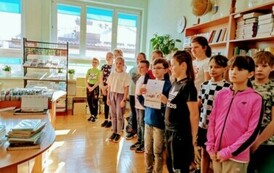 Uczniowie klasy 4b w bibliotece