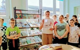 Uczennica klasy 4b prezentuje książkę