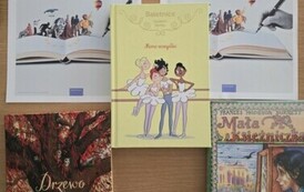 Książki europejskich autor&oacute;w prezentowane przez uczennice klasy 4a