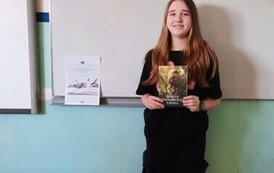 Uczeń klasy 6a prezentuje książkę
