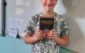 Uczeń klasy 6a prezentuje książkę