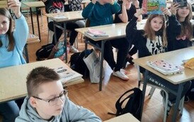 Uczniowie klasy 6a prezentują książki