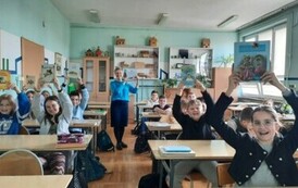 Uczniowie klasy 4c prezentują książki
