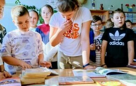 Uczniowie klasy 4b w bibliotece