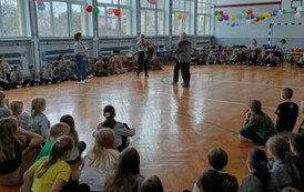Uczestnicy biwaku podczas pląs&oacute;w i zabaw harcerskich