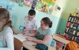 Uczniowie klasy 4 b pracują nad plakatami
