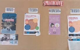 Szkolna tablica informacyjna o ciekawych miejscach na Malcie