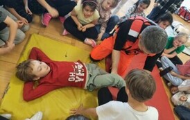 Ćwiczenie przez dzieci tzw. pozycji bezpiecznej