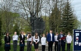 Dyrektor z młodzieżą, kt&oacute;ra przygotowała montaż słowno-muzyczny