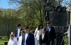 Złożenie kwiat&oacute;w pod Pomnikiem Katyńskim