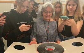 Pani przewodnik pokazuje taśmy radiowe w archiwum