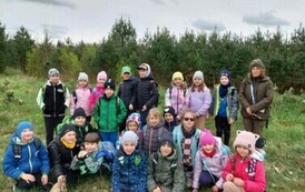 Zdjęcie grupowe na tle lasu sosnowego