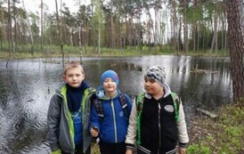 Trzech chłopc&oacute;w na tle leśnego jeziorka