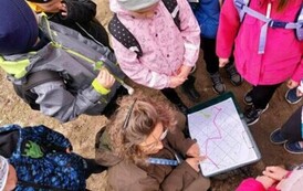 Widok z g&oacute;ry &ndash; dzieci oglądają mapę