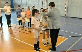 Kornelia Mormon, Nikola Szlompek odbierają dyplomy i medale z rąk dyrektora szkoły