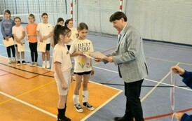 Kornelia Mormon, Nikola Szlompek odbierają dyplomy i medale z rąk dyrektora szkoły