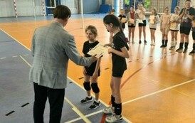 Lilia Szymczak, Lena Zielińska odbierają dyplomy i medale z rąk dyrektora szkoły